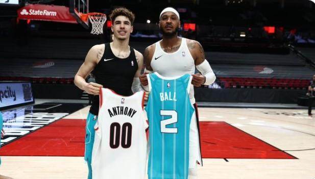 开云体育-两代“Melo”交换球衣 对垒青年才俊成甜瓜最大享受