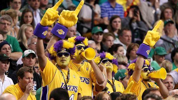 1611322808651028423.jpg la_g_lakers-fans01jr_576.jpg